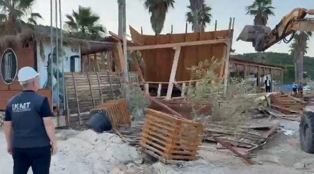VIDEO/ Aksion i IKMT n&euml; Jal&euml;, shembet beach bar-i i nd&euml;rtuar pa
