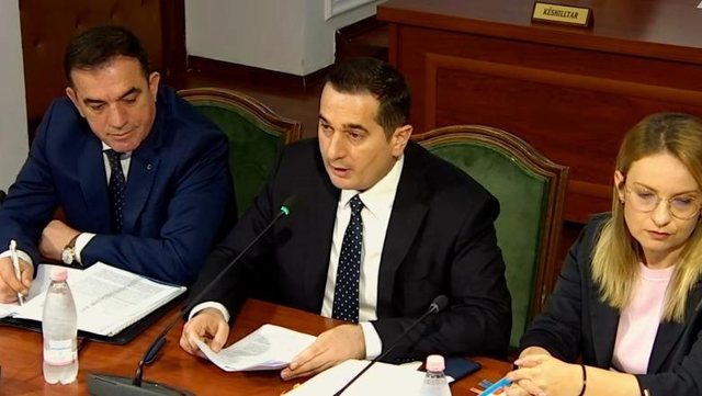 "Duhet t&euml; zgjidhet &ccedil;&euml;shtja e mandateve t&euml;