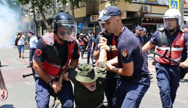Dhuna ndaj protestuesve para Kuvendit/ Avokati, Dorian Matlija thirrje
