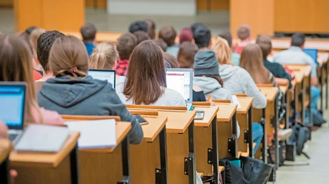 Universitetet n&euml; Mbret&euml;rin&euml; e Bashkuar kund&euml;r
