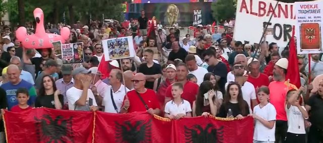 Sot protesta e 34-t radhazi, qytetar&euml;t t&euml; vendosur p&euml;r largimin e