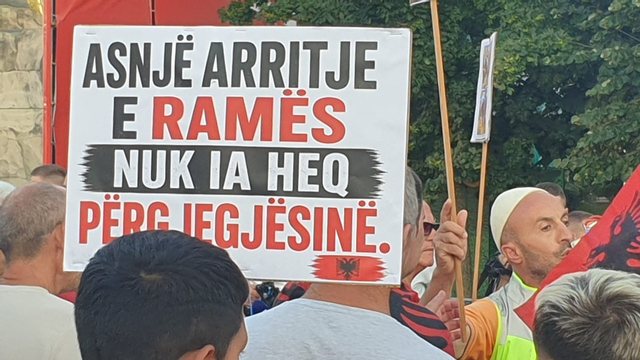 FOTOGALERIA/ Pankartat ‘pikante’ dominojnë protestën e