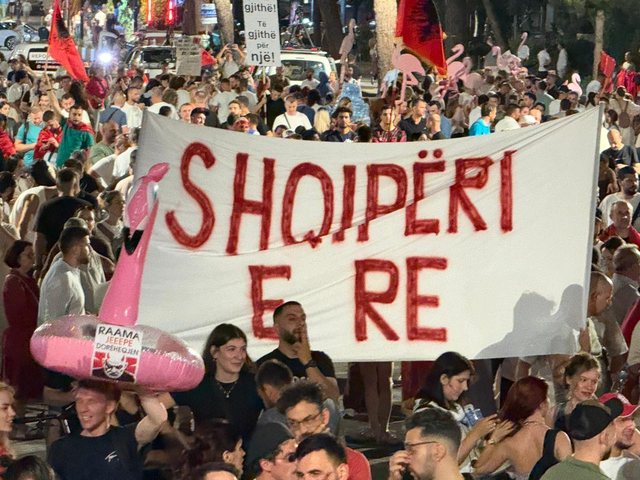 FOTOGALERIA/ Pankartat ‘pikante’ dominojnë protestën e