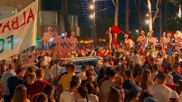 "Flamingot" derdhen n&euml; Bulevard! 34-t dit&euml; revolt&euml;