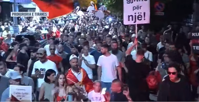 Qytetar&euml;t mb&euml;rrijn&euml; para Prokuroris&euml; Tiran&euml;, ulen
