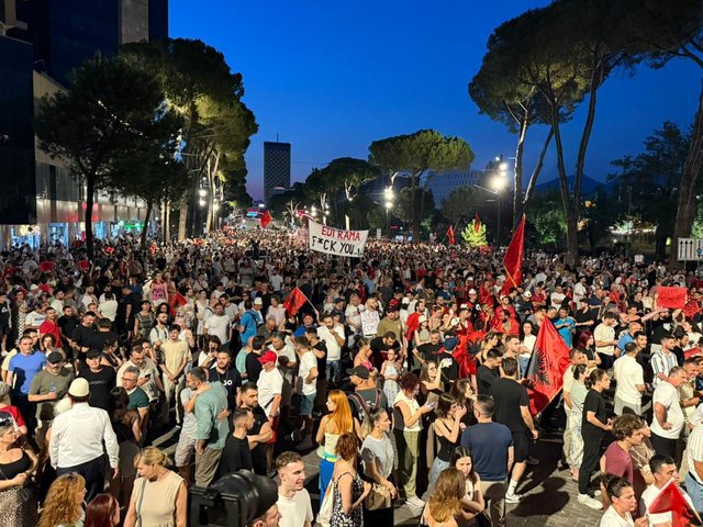 "Ju erdhi fundi"/ Mbahet sot n&euml; Tiran&euml; protesta