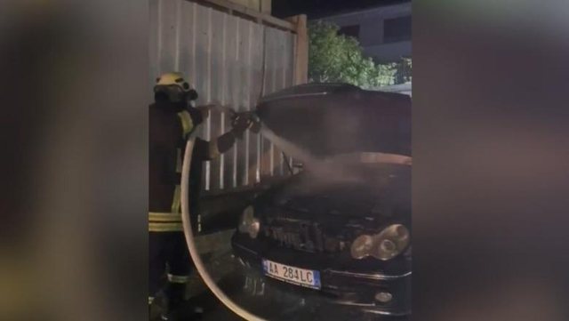 P&euml;rfshihet nga flak&euml;t nj&euml; makin&euml; n&euml; Vlor&euml;,