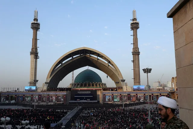 FOTO+VIDEO/ Nisin homazhet p&euml;r udh&euml;heq&euml;sin Ali Khamenein, miliona