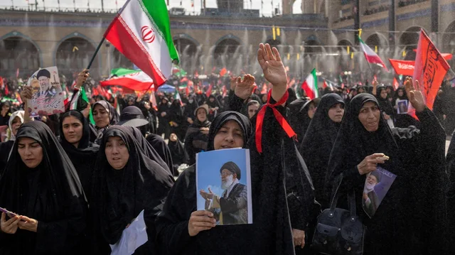 FOTO+VIDEO/ Teherani pret ceremonin&euml; mortore p&euml;r Ali Khamenein,