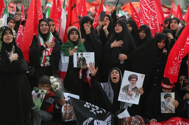 FOTO+VIDEO/ Teherani pret ceremonin&euml; mortore p&euml;r Ali Khamenein,