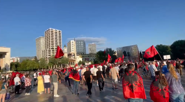Tirana “vishet” kuq e zi/ Protestuesit nisin marshimin nga sheshi