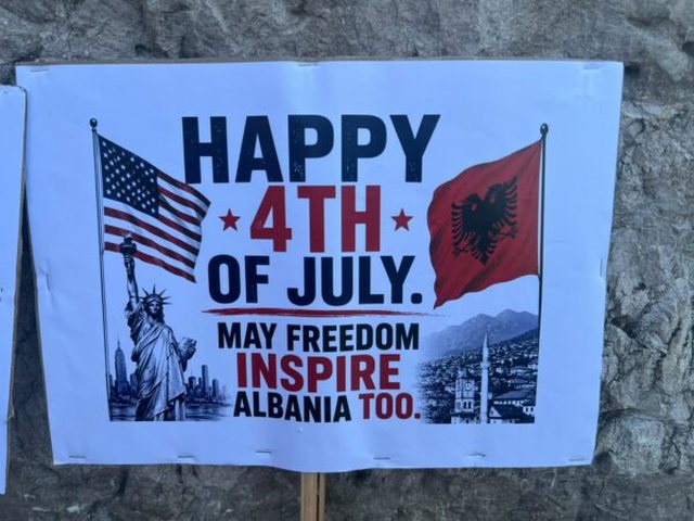 FOTOLAJM/ Me flamuj amerikanë dhe pankarta, protestuesit i urojnë
