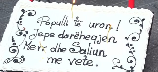 FOTOLAJM/ Protestuesit me tort&euml; n&euml; Bulevard p&euml;r dit&euml;lindje e
