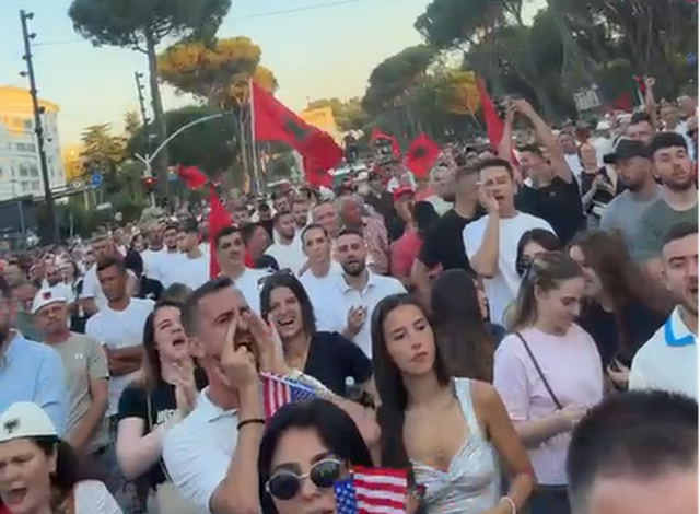 Pamje mbresëlënëse nga protesta/ Bulevardi gumëzhin nga