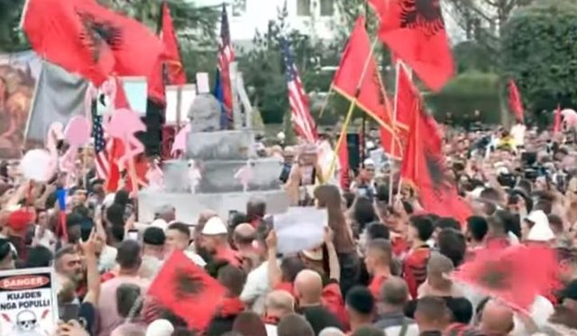 VIDEOLAJM/&nbsp;Protestuesit nuk ndalen, zgjedhin s&euml;rish m&euml;nyr&euml;n