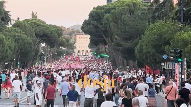 VIDEO/ &ldquo;Det&rdquo; protestuesish para Kryeministris&euml;, qytetar&euml;t