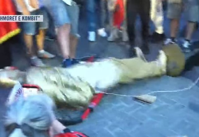 VIDEOLAJM/ ‘Diktatori i fundit’, studentët