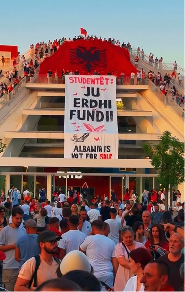 PAMJE MAHNIT&Euml;SE/ Protestuesit 'veshin' Piramid&euml;n kuq e zi,
