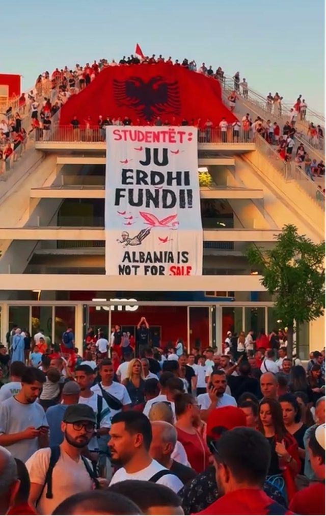 PAMJE MAHNIT&Euml;SE/ Protestuesit 'veshin' Piramid&euml;n kuq e zi,