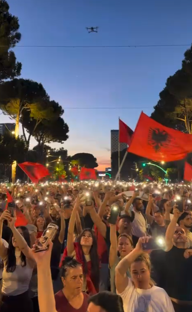 VIDEO/ Momenti kur kryeministria ndri&ccedil;ohet nga blicat, protestuesit