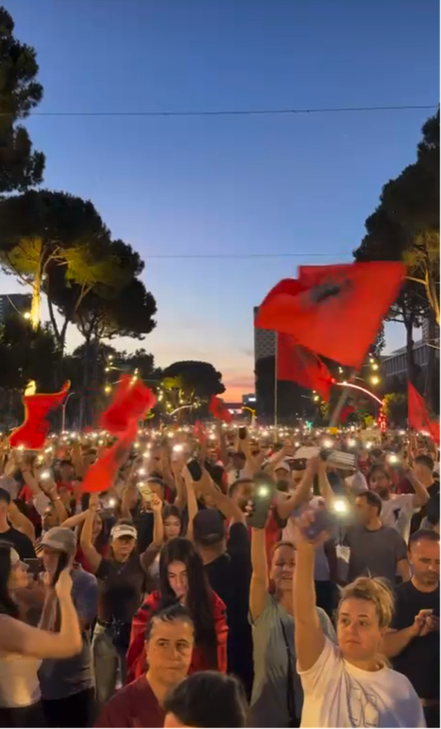 VIDEO/ Momenti kur kryeministria ndri&ccedil;ohet nga blicat, protestuesit
