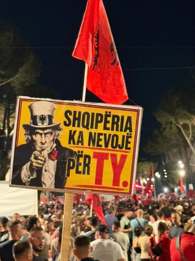 FOTOGALERIA/ Protesta e 35-të radhazi, memet dhe pankartat