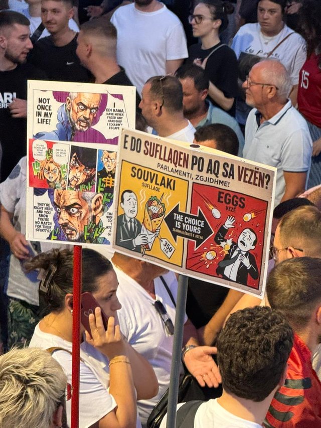 FOTOGALERIA/ Protesta e 35-të radhazi, memet dhe pankartat
