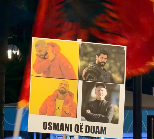 FOTOGALERIA/ Protesta e 35-të radhazi, memet dhe pankartat