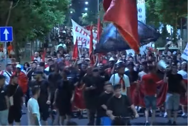 VIDEO/ Qytetarët shkojnë te komisariati ku mbahen në paraburgim