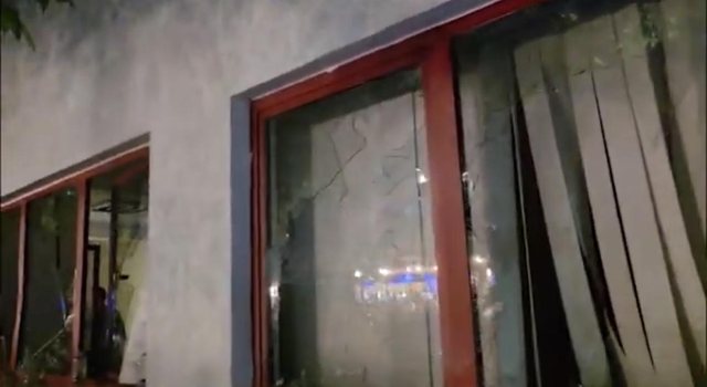 PAMJET/ Protestuesit thyejn&euml; xhamat e Komisariatit nr. 3, policia i