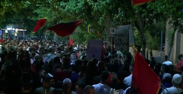 Protestuesit distancohen nga incidenti te Komisariati Nr. 3:  Aktet e dhunshme,