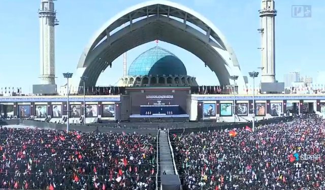 Turma njer&euml;zish mblidhen p&euml;r kujtimin e Khameneit n&euml; Iran, mungon
