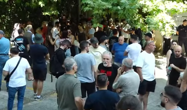 Q&euml;ndresa para Gjykat&euml;s s&euml; Tiran&euml;s/ Protestuesit