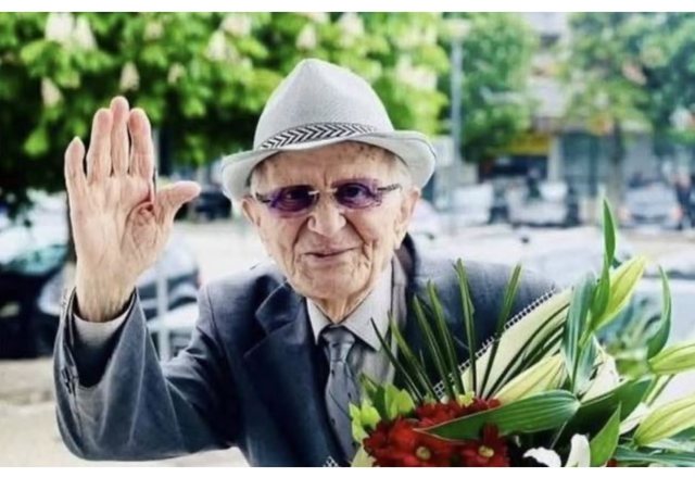 Kor&ccedil;a i jep lamtumir&euml;n e fundit Ko&ccedil;o Qendros! P&euml;rcillet