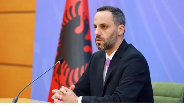 Lamallari publikon pamjet e Komisariatit nr. 3 pas sulmit: Shembull konkret i