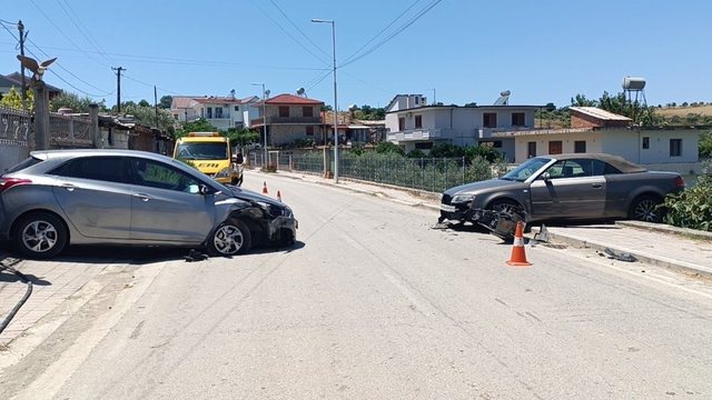 Aksident n&euml; Divjak&euml;/ Automjetet p&euml;rplasen kok&euml; m&euml;