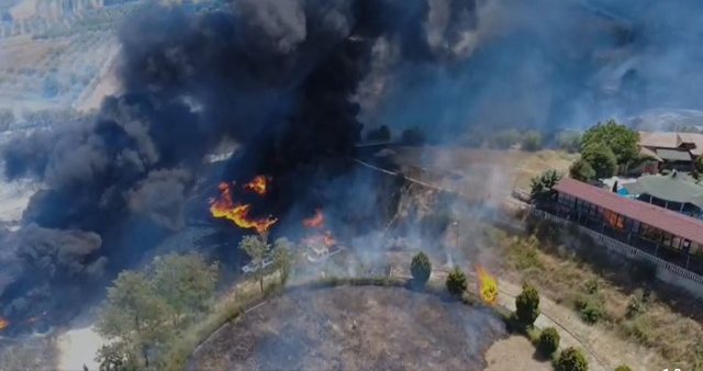 P&euml;rkeq&euml;sohet zjarri n&euml; Fier! Flak&euml;t p&euml;rhapen drejt
