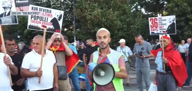 Mij&euml;ra qytetar&euml; n&euml; shesh/ Nis protesta masive para