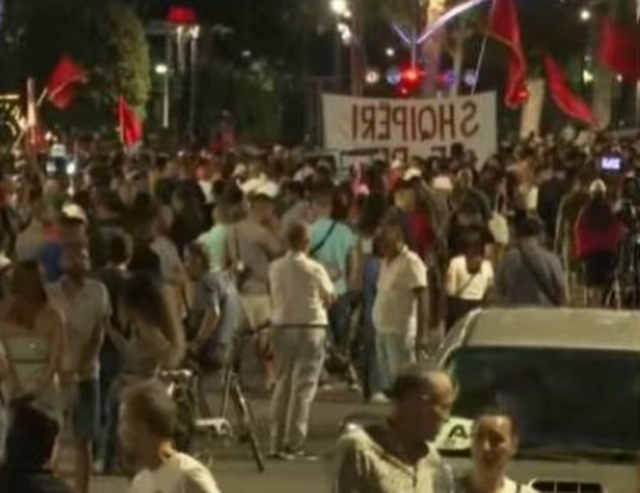 'Rama jepe dor&euml;heqjen'/ Protesta e 36-t&euml;, nis marshimi