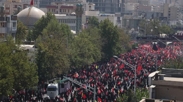 Homazhet t&euml; Khameneit n&euml; Teheran/ Frik&euml; nga rr&euml;muja, me