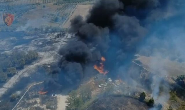 VIDEO+EMRI/ Ndezi zjarr n&euml; tok&euml;n e tij dhe flak&euml;t