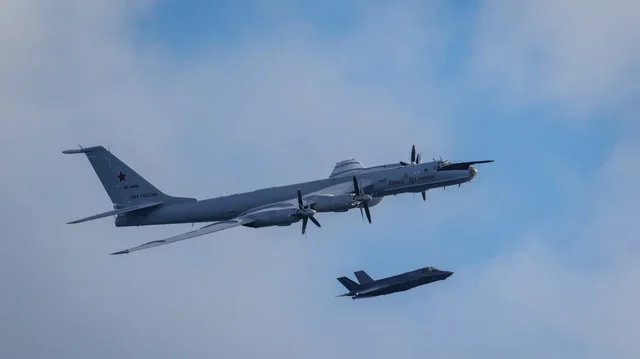 Avion&euml;t britanik&euml; F-35 interceptojn&euml; nj&euml; avion rus