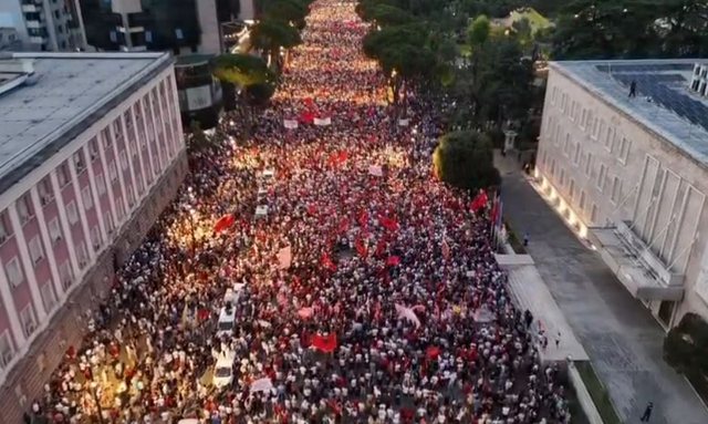 "Njer&euml;zit protestojn&euml; &ccedil;do dit&euml; kund&euml;r