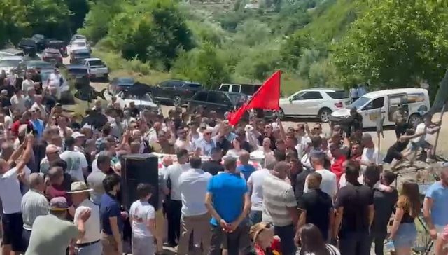 VIDEO/ 'Po d&euml;mtohet lumi', banor&euml;t e Nikaj-M&euml;rturit