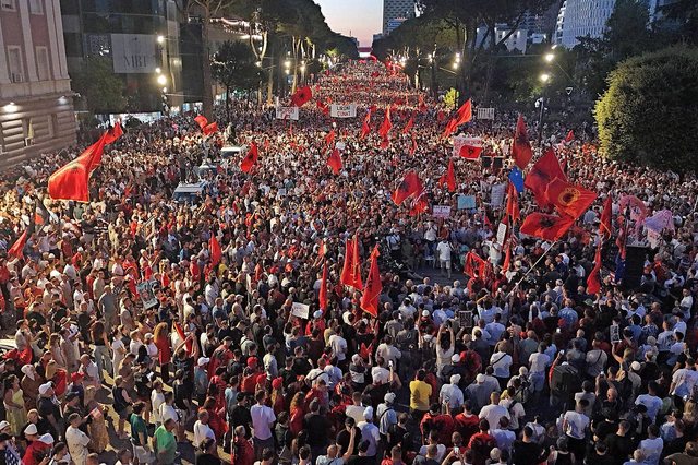 &ldquo;Revolucioni i Flamingo-ve&rdquo; nuk t&euml;rhiqet"/ Televizioni