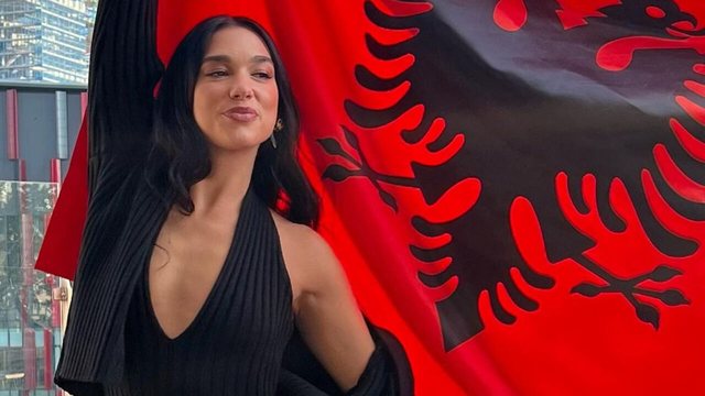K&euml;ng&euml;tarja Dua lipa merr titullin e artistes fem&euml;r m&euml;