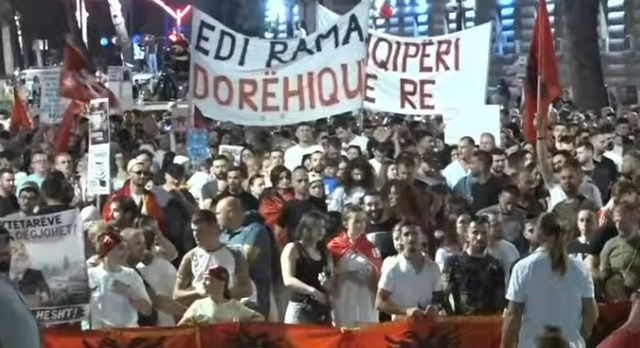 Mbyllet protesta para Kryeministris&euml;, protestuesit nisin marshimin n&euml;