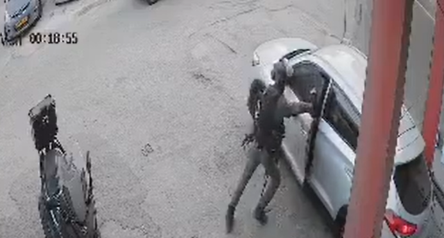 Oficeri policis&euml; izraelite hodhi granat&euml;n drejt makin&euml;s dhe