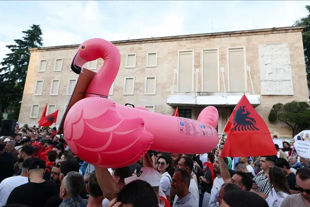 "Shqip&euml;ria nuk &euml;sht&euml; n&euml; shitje"/ Revista franceze