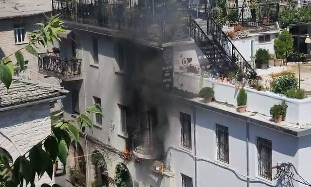VIDEO/ P&euml;rfshihet nga flak&euml;t godina e Post&euml;s Shqiptare n&euml;